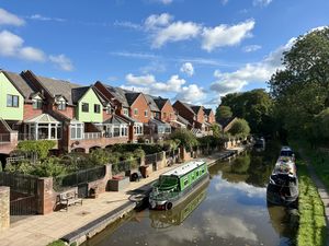 House & Canal- click for photo gallery